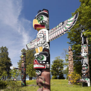 stanley park walking tour totem poles
